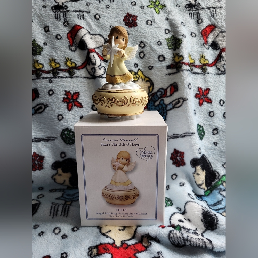 Precious Moments - ANGEL HOLDING NATIVITY STAR MUSICAL Heavenly Angel
